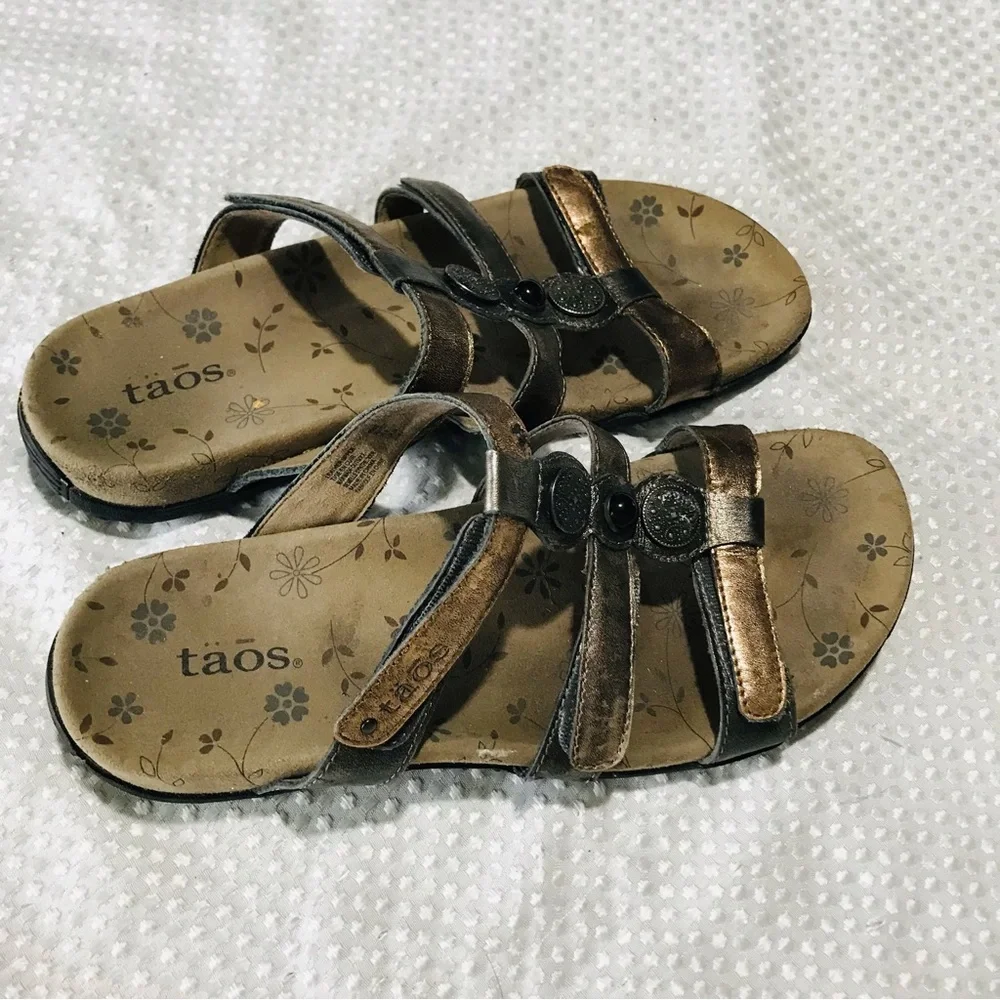 Taos‎ sandals